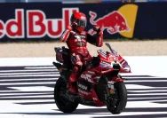 Marc Marquez merayakan kemenangan di podium MotoGP Indonesia 2026
