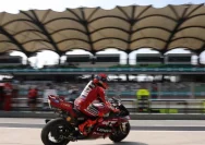 Marc Marquez saat bersiap mengikuti sesi kualifikasi MotoGP Malaysia