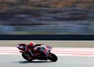 Marc Marquez saat mengendarai motor balap Ducati di lintasan Sirkuit Phillip Island.