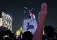 Massa pendemo menggelar aksi unjuk rasa di Bundaran HI Jakarta