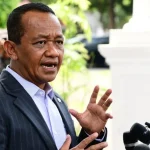 Menteri Bahlil Lahadalia memberikan keterangan pers mengenai gangguan listrik di Batam