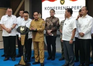 Menteri Dalam Negeri Tito Karnavian memberikan keterangan pers mengenai penanganan karhutla