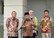 Menteri ESDM Bahlil Lahadalia memberikan keterangan pers terkait stok BBM