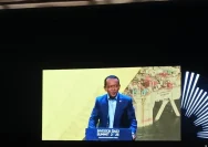 Menteri ESDM dan Menko Hilirisasi Bahlil Lahadalia memberikan keterangan pers terkait rangkap jabatan