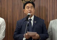 Menteri Koordinator Bidang Hukum HAM Imigrasi dan Pemasyarakatan Yusril Ihza Mahendra menyampaikan keterangan pers