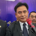 Menteri Koordinator Hukum, Hak Asasi Manusia, Imigrasi, dan Pemasyarakatan Yusril Ihza Mahendra memberikan keterangan
