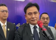 Menteri Koordinator Hukum, Hak Asasi Manusia, Imigrasi, dan Pemasyarakatan Yusril Ihza Mahendra memberikan keterangan