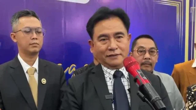Menteri Koordinator Hukum, Hak Asasi Manusia, Imigrasi, dan Pemasyarakatan Yusril Ihza Mahendra memberikan keterangan