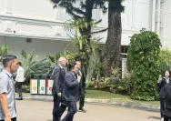 Menteri Pemuda dan Olahraga Erick Thohir bersama Presiden FIFA Gianni Infantino saat berada di Kompleks Istana Kepresidenan
