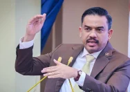 Menteri UMKM Maman Abdurrahman memberikan keterangan pers terkait penundaan kewajiban sertifikasi halal.