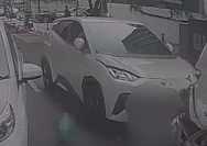 Mobil listrik BYD yang mengalami kerusakan parah pasca kecelakaan beruntun di Jakarta Selatan.