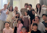 Momen kebersamaan Leony Vitria Hartanti bersama tunangan bulenya Charles Seaman dan keluarga besar
