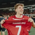 Ole Romeny membawa jersey Marselino Ferdinan saat selebrasi juara ASEAN Cup 2026