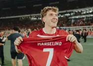 Ole Romeny membawa jersey Marselino Ferdinan saat selebrasi juara ASEAN Cup 2026