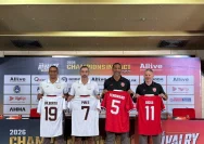 Para legenda Manchester United dan Arsenal berfoto bersama menjelang laga di Stadion Utama Gelora Bung Karno Jakarta