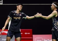 Pasangan ganda putra Fajar Alfian dan Muhammad Shohibul Fikri saat bertanding di lapangan bulu tangkis.