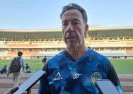 Pelatih Jean-Paul van Gastel saat mendampingi PSIM Yogyakarta