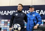Pelatih Melbourne Victory Giovanni Savarese memberikan instruksi di pinggir lapangan