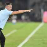 Pelatih Timnas Indonesia John Herdman memberikan instruksi saat sesi latihan menjelang laga krusial melawan Bangladesh di
