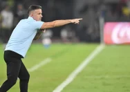 Pelatih Timnas Indonesia John Herdman memberikan instruksi saat sesi latihan menjelang laga krusial melawan Bangladesh di