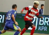 Pemain Madura United bertanding melawan Persib Bandung dalam laga Super League