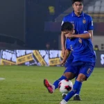 Thailand Tumbang di Tangan Filipina dalam Laga Terakhir FIFA ASEAN Cup Pemain Timnas Thailand berduel dengan pemain Filipina di lapangan.