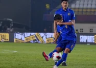 Pemain Timnas Thailand berduel dengan pemain Filipina di lapangan.
