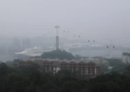 Pemandangan kabut asap menyelimuti kawasan pelabuhan di Singapura