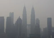 Pemandangan kabut asap pekat menyelimuti kawasan permukiman dan gedung perkotaan