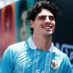 Pembalap MotoGP Fermin Aldeguer mengenakan jersey Timnas Indonesia bertuliskan nama Firman saat tiba di Lombok untuk MotoGP