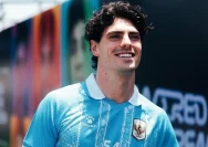 Pembalap MotoGP Fermin Aldeguer mengenakan jersey Timnas Indonesia bertuliskan nama Firman saat tiba di Lombok untuk MotoGP