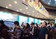 Pencari kerja memadati area job fair yang diselenggarakan oleh Pemerintah Provinsi DKI Jakarta
