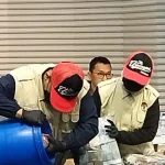 Penyidik KPK membawa tong biru yang berisi barang bukti uang dalam operasi tangkap tangan Bupati Klaten