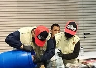 Penyidik KPK membawa tong biru yang berisi barang bukti uang dalam operasi tangkap tangan Bupati Klaten