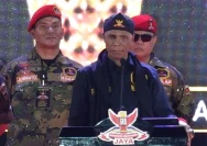 Penyidik KPK mengamankan barang bukti uang tunai terkait penanganan perkara korupsi pengurusan izin HGB.