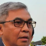 Penyidik KPK saat melakukan proses penahanan tersangka kasus korupsi di lingkungan BNPB