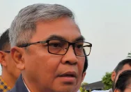 Penyidik KPK saat melakukan proses penahanan tersangka kasus korupsi di lingkungan BNPB