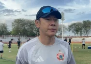Pertandingan sengit antara Persija Jakarta melawan Persita Tangerang di stadion