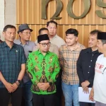 Perwakilan Aliansi Kolektif Sipil saat menyerahkan surat aspirasi di gedung DPR RI.