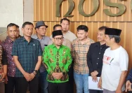 Perwakilan Aliansi Kolektif Sipil saat menyerahkan surat aspirasi di gedung DPR RI.