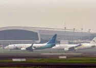 Pesawat terbang komersial di landasan pacu bandara