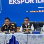 Petugas Bea Cukai menunjukkan barang bukti emas hasil sitaan