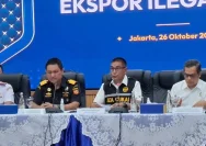 Petugas Bea Cukai menunjukkan barang bukti emas hasil sitaan
