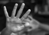 Petugas dan tim pendamping hukum menelusuri kasus dugaan penganiayaan anak difabel di Surabaya