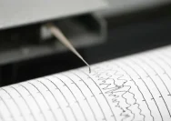 Petugas dan warga di kawasan Tibet pasca guncangan gempa bumi magnitudo 7,0