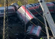 Petugas evakuasi berada di lokasi kecelakaan kereta cepat di Spanyol