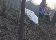 Petugas gabungan melakukan evakuasi di lokasi kebakaran Gunung Bromo