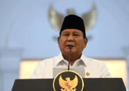 Petugas gabungan sedang berusaha memadamkan kebakaran hutan dan lahan di area terdampak.