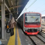 Petugas KAI Commuter sedang melakukan pemeriksaan sarana kereta di stasiun.