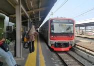 Petugas KAI Commuter sedang melakukan pemeriksaan sarana kereta di stasiun.